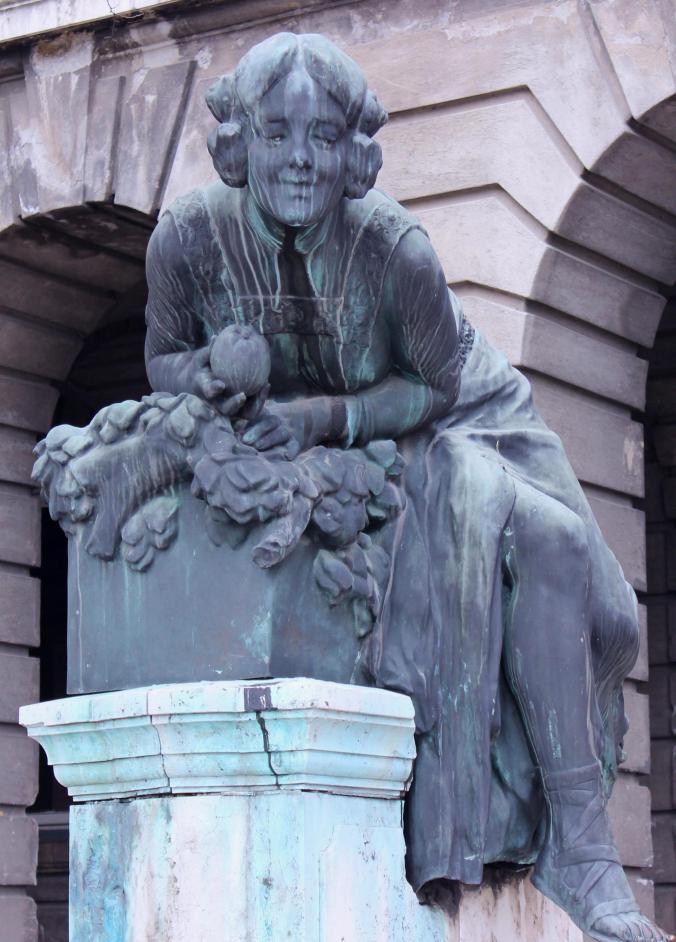 הפסל בכיכר